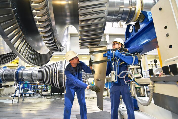 gasturbine, turbine, maschinenbau, industrie, montage, technik, konstruktion, arbeiter, ingenieur, professionell, personen, arbeitskleidung, mann, industriehalle, werk, unternehmen, fabrikation, industriegebäude, mechanik, technisch, technologie, high tech, reparieren, industriemaschine, maschine, industriell, ingenieurwesen, ingenieurwissenschaft, techniker, kaukasier, gruppe, teamwork, teamarbeit, zusammenarbeit, profi, monteur, arbeiten, job, herstellung, produktion, tätigkeit, fertigung, zahnräder, zahnrad, gedtriebe, industriearbeiter, dampfturbine