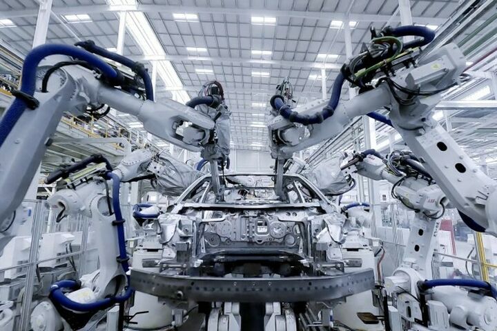 Fertigung von Elektroautos bei BYD in China – stark gefördert durch staatliche Subventionen und Industriepolitik.