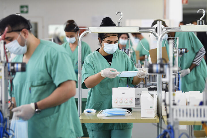 ABD0011_20240122 - WIENER NEUDORF - ?STERREICH: ++ ARCHIVBILD ++ ZU APA0063 VOM 22.1.2024 - Der Mund-Nasen- und FFP2-Schutzmasken-Produzent Hygiene Austria mit Sitz in Wiener Neudorf hat Insolvenz angemeldet. ?ber die 100-Prozent-Tochter des W?scheherstellers Palmers wurde am Landesgericht Wiener Neustadt ein Sanierungsverfahren ohne Eigenverwaltung er?ffnet. Im Bild: Hygiene Austria Mitarbeiter im Rahmen einer Pr?sentation der Palmers und Lenzing AG zum "Start einer Maskenproduktion" am Freitag, 8. Mai 2020, in Wiener Neudorf. (ARCHIVBILD VOM 8.5.2020) - FOTO: APA/ROBERT JAEGER