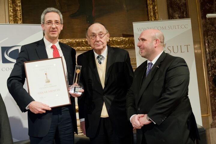 BILD zu OTS - Der ?berraschte Preistr?ger des Special Golden Arrow Oskar Mencer mit den Hans-Dietrich Genscher und David Ungar-Klein