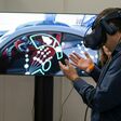 Person mit VR Brille und virtueller, XR Technik zur Steuerung eines Autos