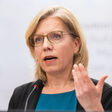 ABD0012_20240212 - WIEN - ?STERREICH: Klimaschutzministerin Leonore Gewessler (Gr?ne) am Montag, 12. Februar 2024, w?hrend eines Medienstatements zum Thema "Entwicklung der Abh?ngigkeit von russischem Erdgas" in Wien. - FOTO: APA/GEORG HOCHMUTH