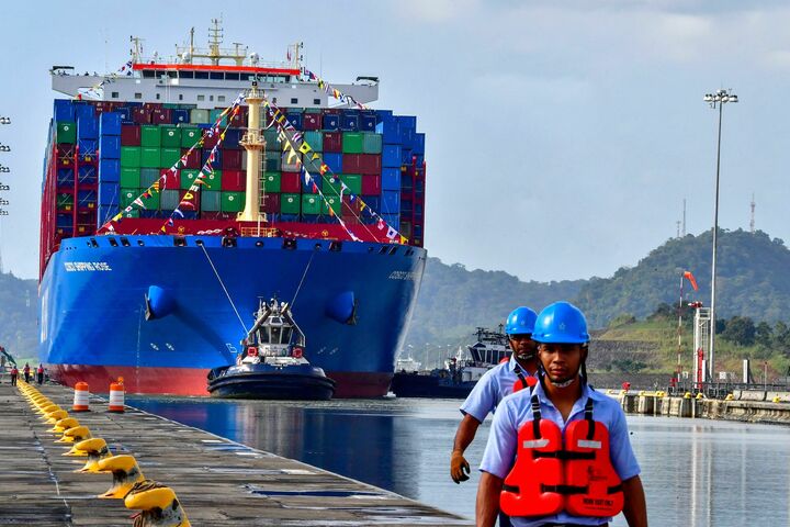 Download von www.picturedesk.com am 23.01.2024 (16:30). Chinese Cosco Shipping Rose container ship sails near the new Cocoli locks, in the Panama Canal on December 3, 2018. - Panama holds presidential elections on May 5. Experts believe that China's presence in Panama will increase in the coming years, after both countries established diplomatic relations in 2017. The main candidates for Sunday's election have expressed their intentions to continue deepening the relationship with China, without neglecting ties with the traditional ally, the United States. (Photo by Luis ACOSTA / AFP) - 20181203_PD14207 - Rechteinfo: Rights Managed (RM) Nur für redaktionelle Nutzung! Werbliche Nutzung erfordert Freigabe: bitte schicken Sie uns eine Anfrage.