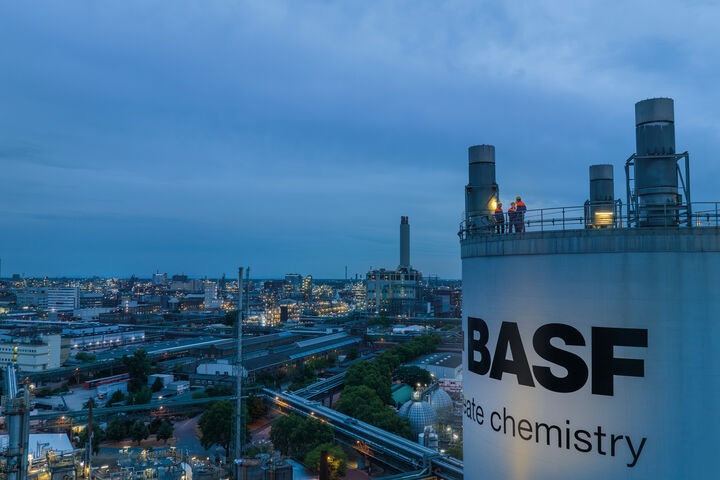 Harnstoff (CH4N2O) ist eine organische Verbindung aus Kohlendioxid (CO2) und Ammoniak (NH3). Auch bekannt unter dem lateinischen Namen Urea ist Harnstoff ein vielseitiger Rohstoff und wichtiges Monomer in der Chemiebranche. Er wird weltweit in großen Mengen benötigt, beispielsweise zur Produktion von Stickstoffdünger, für den Abgasreiniger AdBlue®, für Harze, Klebstoffe und vieles mehr. Der weithin gut sichtbare 61 Meter hohe Prillturm ist Teil der Harnstoff-Anlage, die 1968 am Standort Ludwigshafen erbaut wurde. In ihm wird kristalliner Harnstoff in kugelförmiges Granulat überführt.