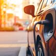 Detailansicht eines Elektroautos beim Tanken.