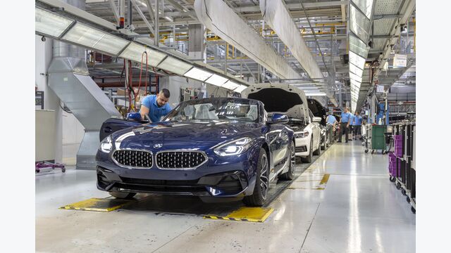 Bitte den Boden vor dem Fahrzeug retouchieren (schwarze Flecken)