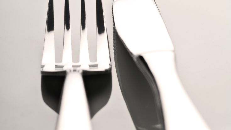 © Fotolia Besteck Essen Silber Teller Messer Gabel