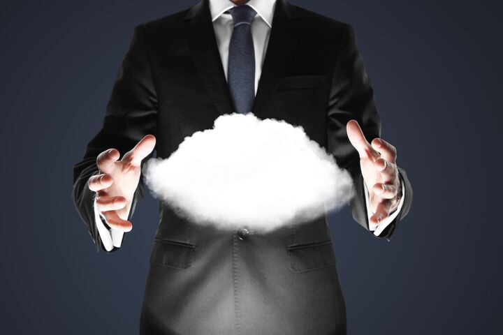 Mann im Business-Anzug mit Wolke