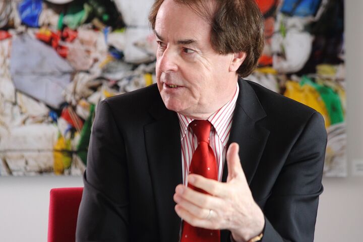 Saubermacher-Eigentümer Hans Roth vor Gemälde