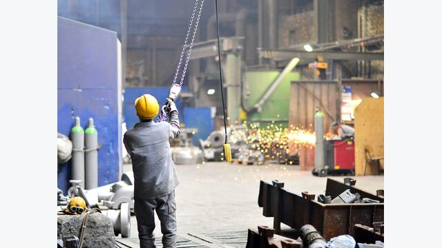 industrie arbeiter baustelle bauarbeiter arbeitsplatz arbei industrie arbeiter baustelle bauarbeiter arbeitsplatz arbeiten helm innenaufnahme innen architektur ingenieurwesen industriell beruf technik technisch werk fabrik technologie werkhalle werkstatt halle industriehalle industrieanlage gewerbe gewerblich mann person facharbeiter fachkraft business mechanik techniker handwerker handwerk gebäude firma betrieb einrichtung werkstätte unternehmen unternehmung bau