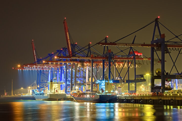 hafen hamburg kran transport ladung logistik schiff container export exporte handel welthandel deutschland see hdr ausfuhr blaue stunde boot einfuhr export freight kai lagerung lieferung meer schiff schiffe industrie