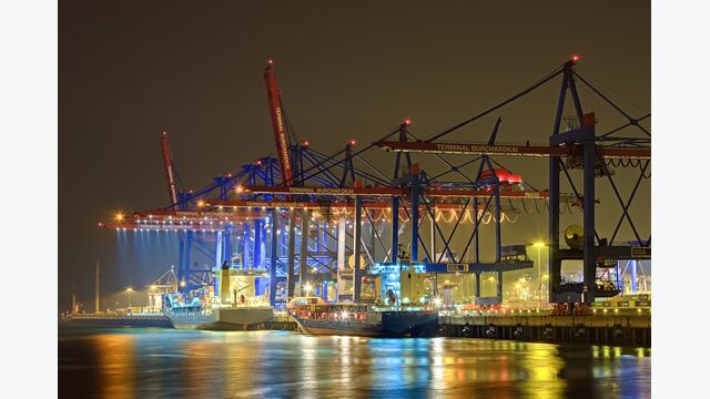 hafen hamburg kran transport ladung logistik schiff container export exporte handel welthandel deutschland see hdr ausfuhr blaue stunde boot einfuhr export freight kai lagerung lieferung meer schiff schiffe industrie