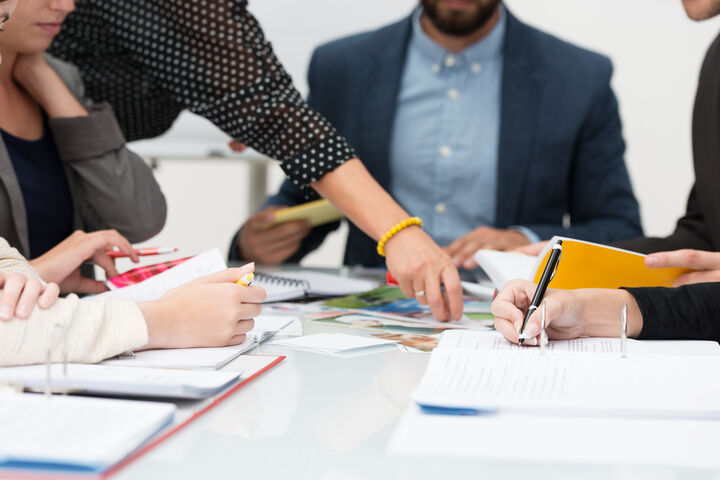 team zusammenarbeit kreativität besprechung idee innovation entwicklung büro business ordner ausbildung bildung seminar kurs coaching training studium studieren arbeitsgruppe kreativ gestaltung marketing vermarktung job kollegen geschäftsleute startup gruppe arbeit meeting geschäftsmann geschäftsfrau zusammen frauen männer 5 schreibtisch sitzen arbeiten firma unternehmen personen menschen leute team zusammenarbeit kreativität besprechung idee innovation entwicklung büro business ordner ausbildung bildung seminar kurs coaching training studium studieren arbeitsgruppe kreativ gestaltung marketing vermarktung job kollegen geschäftsleute startup gruppe arbeit meeting geschäftsmann geschäftsfrau zusammen frauen männer 5 schreibtisch sitzen arbeiten firma unternehmen personen menschen leute