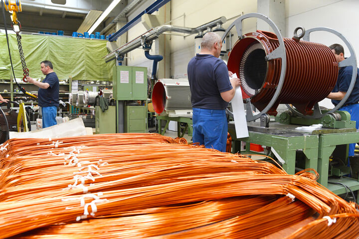 Maschinenbau Mann Arbeiter Person Mensch Facharbeiter Fachkraft Betrieb Industrie Unternehmung Herstellung Engineering Engineer industriell Werk Fabrik Konstruktion Produktion Montage Ingenieurwesen Ingenieur Business Industrieanlage Elektro Elektronik Motor Motoren Technologie Technologisch technisch Technik Elektrisch Ausrüstung Maschine Bau Automatisierung Unternehmen Modern innen Arbeiten Arbeit Arbeitsplatz einrichtung Ausstattung Produktionshalle Kupfer montieren Werkstatt kupfer draht kupferdraht maschinenbau mann arbeiter person mensch facharbeiter fachkraft betrieb industrie unternehmung herstellung engineering engineer industriell werk fabrik konstruktion produktion montage ingenieurwesen ingenieur business industrieanlage elektro elektronik motor motoren technologie technologisch technisch technik elektrisch ausrüstung maschine bau automatisierung unternehmen modern innen arbeiten arbeit arbeitsplatz einrichtung ausstattung produktionshalle montieren werkstatt