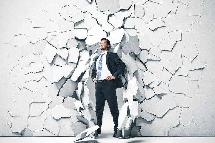 Agiler Manager durchbricht Wand.