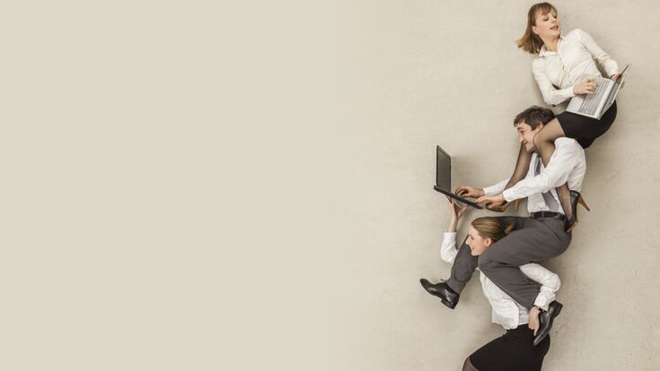 © Westend61 / fotolia.de arbeit arbeiten beruf beton business büro computer connection erwachsener fantasie farbiger hintergrund fotokunst frau fußboden geschäftsfrau geschäftsleute geschäftsmann gut gekleidet hemd idee jemanden auf den schultern tragen kommunikation krawatte kulisse laptop laptop ausgeglichenheit liegen mann mensch rennen teamwork unterstützung unterwegs verbindung zusammen