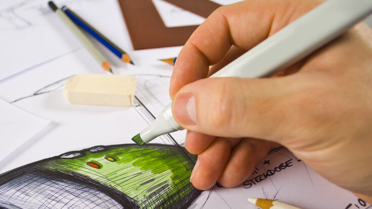 design produktdesign designer hand skizze grafiker kreativitt zeichnen knstlerischer beruf gestaltender beruf product designs gekritzel brainstorming marker bleistift kreativ skizzieren bro business arbeiten industriedesigner werbung planung beruf gestaltung kreativer beruf copic stift visualize buntstift filzstift idee eine idee haben dreieck lineal ideenfindung bild papier zeichner kreativer creative work farben radiergummi studieren