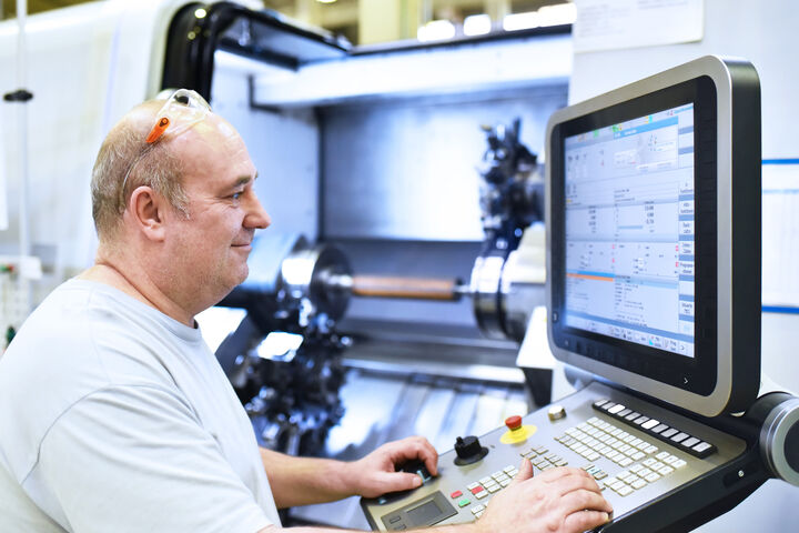 cnc frsmaschine arbeiter bedienung maschine industrie produktion mann senior technik modern bedienen steuern automation automatisierung mechanik bedienpanel freudig freundlich kompetent professionell ingenieur arbeiten beruf arbeitsplatz facharbeiter ausbildung industriemaschine maschinenbau schwerindustrie ingenieurwesen industriell herstellung konstruktion person fabrik werk interieur werkstatt mechanisch fertigungstechnik fertigung gert steuerungstechnik anzeige steuerung profi drehmaschine alt