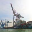 Hafen Hamburg mit Frachtkränen