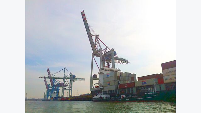 Hafen Hamburg mit Frachtkränen