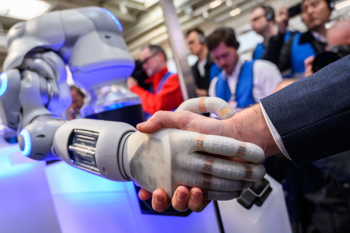 Messe Maschine Maschinensteuer Roboter Robotik Zukunft Digital Digitalisierung Automatisierung Arbeit Arbeitsmarkt