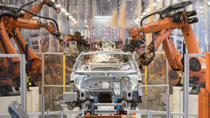Volkswagen Karosserie VW Passat Werk Emden Roboter Robotik Kuka 5g automatisierung digitalisierung produktion auto autoindustrie automobilindustrie.