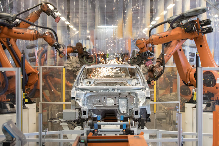 Volkswagen Karosserie VW Passat Werk Emden Roboter Robotik Kuka 5g automatisierung digitalisierung produktion auto autoindustrie automobilindustrie.