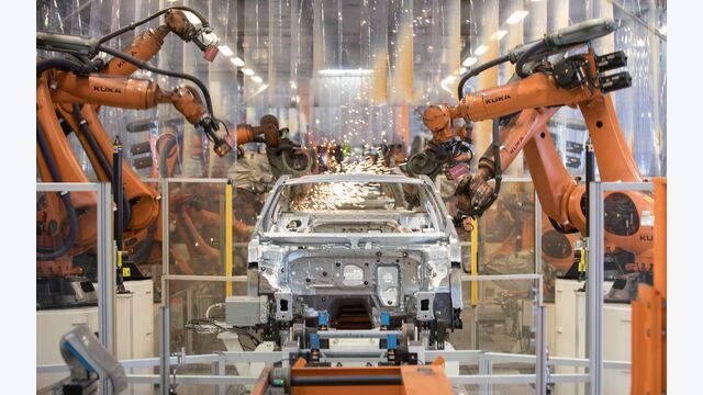 Volkswagen Karosserie VW Passat Werk Emden Roboter Robotik Kuka 5g automatisierung digitalisierung produktion auto autoindustrie automobilindustrie.