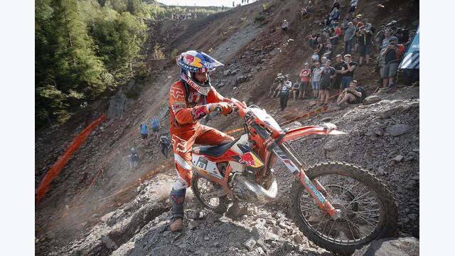 Im Bild Taddy Blazusiak auf einer KTM 300 EXC TPI bei einem Motorradrennen namens "Red Bull KTM Factory Racing" 2019 auf dem Erzberg. - Erzbergrodeo 2019