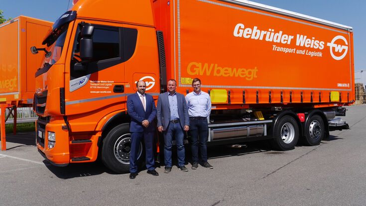 © Gebrüder Weiss Von links nach rechts: Frank Herzog (Niederlassungsleiter Gebrüder Weiss Memmingen) Thomas Schneider (Betriebsleiter und Fuhrparkmanagement Gebrüder Weiss Memmingen) und Johannes Prem (Prem GmbH Memmingen). (Quelle: Gebrüder Weiss)