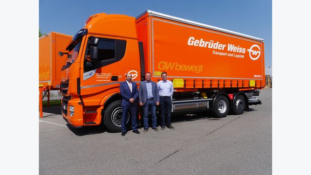 Von links nach rechts: Frank Herzog (Niederlassungsleiter Gebrüder Weiss Memmingen) Thomas Schneider (Betriebsleiter und Fuhrparkmanagement Gebrüder Weiss Memmingen) und Johannes Prem (Prem GmbH Memmingen). (Quelle: Gebrüder Weiss)