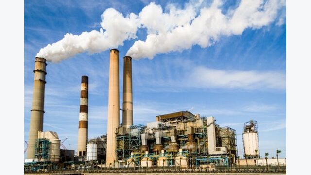 Abgase einer Fabrik: Die Industrie macht einen großen Teil der CO2-Emissionen aus.