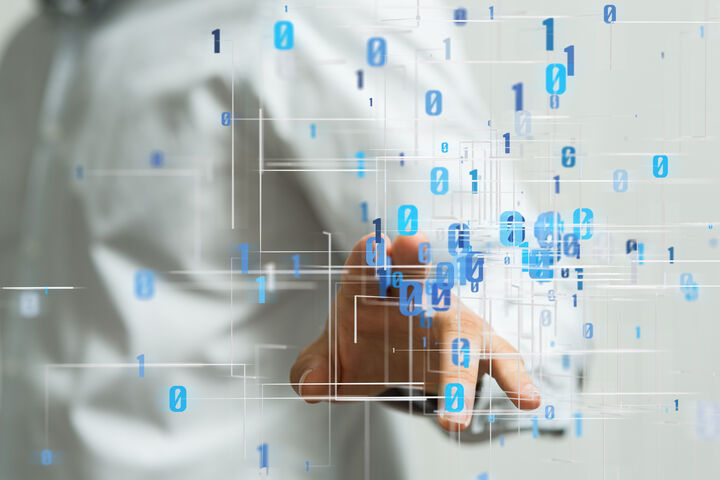 labor medikament medizinisch wissenschaft wissenschaftler forschen anlagen chemie arzt probe chemikalie experiment hospital technik gesundheit frau biologie wissenschaftlich rohr leute biotechnologie analyse gesundheitswesen person cloud computer speicher datenverarbeitung it informationstechnologie internet web sicherheit schutz massenspeicher