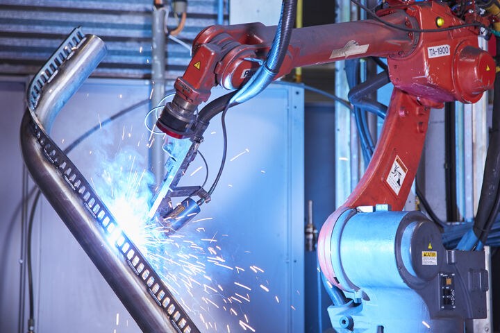 thyssen thyssenkrupp elevator metall aufzug roboter schweiss schweisssen metallindustrie industrie symbolbild