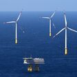 Wind Windkraft Offshore Energiewende Nordsee Sylt Umspannwerk und Windräder 43 Seemeilen oder 70 Kilometer westlich der Insel Sylt