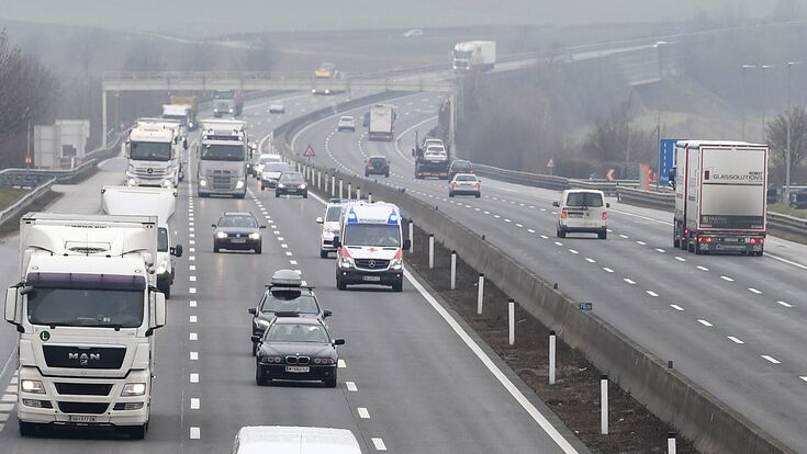 Lkw Lastwagen Auto verkehr Stau Autobahn emission co2