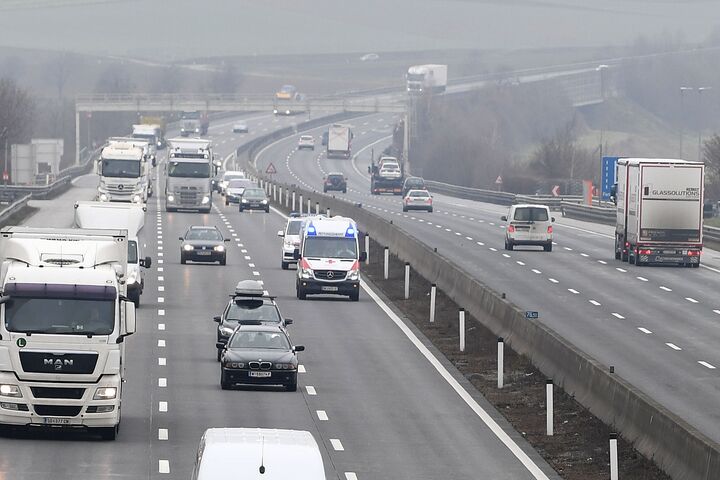 Lkw Lastwagen Auto verkehr Stau Autobahn emission co2