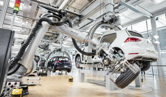 Arbeitsalltag Arbeitsplatz Autobranche Autoindustrie Automobilindustrie Beruf e-Car e-Golf eGolf 7 Elektroantrieb Elektro-Auto Europa europe herstellen Herstellung Industrie Produktion Produktionsprozess Produktionsstaette Produktionstrasse produzieren VW Wirtschaft
