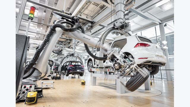 Arbeitsalltag Arbeitsplatz Autobranche Autoindustrie Automobilindustrie Beruf e-Car e-Golf eGolf 7 Elektroantrieb Elektro-Auto Europa europe herstellen Herstellung Industrie Produktion Produktionsprozess Produktionsstaette Produktionstrasse produzieren VW Wirtschaft
