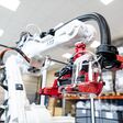 Ein ABB-Roboter produziert Gesichtsmasken in Schweden.