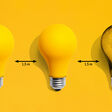 3 Glühbirnen vor gelbem Hintergrund