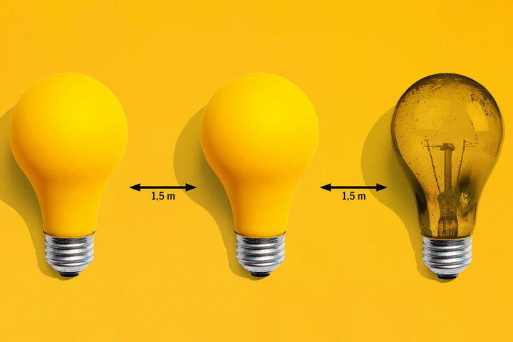 3 Glühbirnen vor gelbem Hintergrund