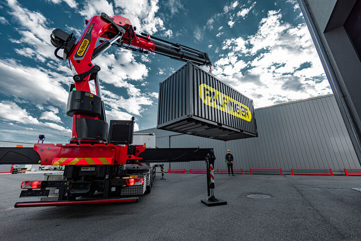 Palfinger-Kranwagen beim Container-Laden