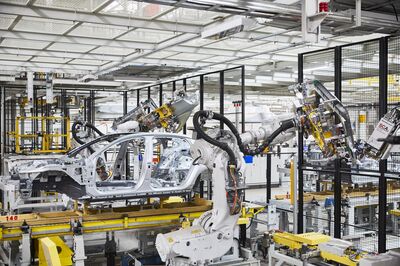 © ABB Robotik des Automationsunternehmens ABB hilft in der Autoproduktion.