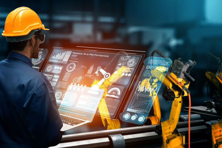 Techniker mit Helm und Robotern