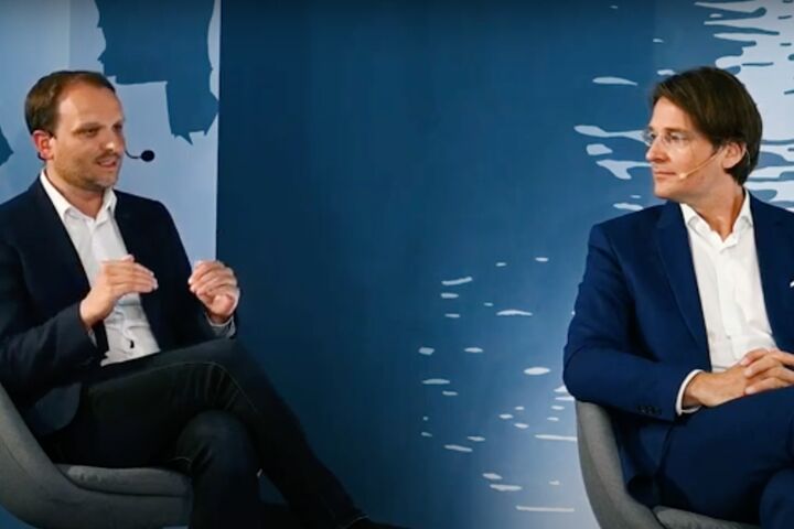 Fünf Industriemanager diskutieren wie ra­dikal sich die Fertigung flexibilisieren wird und wie sie sich die Produktion der Zukunft in Europa vorstellen: Axel Kühner, Vorstandsvorsitzender des Kunststoff und Schaumstoffherstellers Greiner, Markus Huber-Lindinger, Managing Director des Kunststoffrecyclingmaschinenbauers Erema, Fill-CTO Alois Wiesinger, Wolfgang Leindecker, Vorstandssprecher von TTTech Industrial Automation und Josef Hackl, CEO der auf Auftragsfertigung von Medizintechnikprodukten spezialisierten Wild Gruppe.