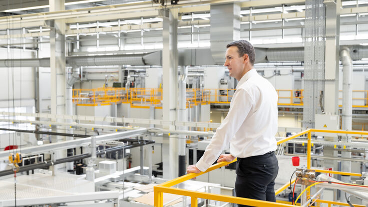 © STIWA Group / JOHANNA PÖCHTRAGER STIWA-Advanced-Products-Geschäftsführer Josef Brandmayr steht in der Fertigungshalle.