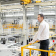 STIWA-Advanced-Products-Geschäftsführer Josef Brandmayr steht in der Fertigungshalle.
