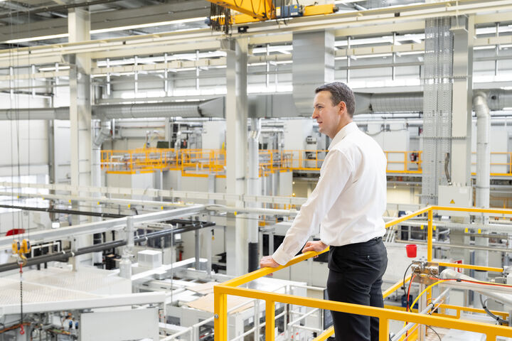 STIWA-Advanced-Products-Geschäftsführer Josef Brandmayr steht in der Fertigungshalle.