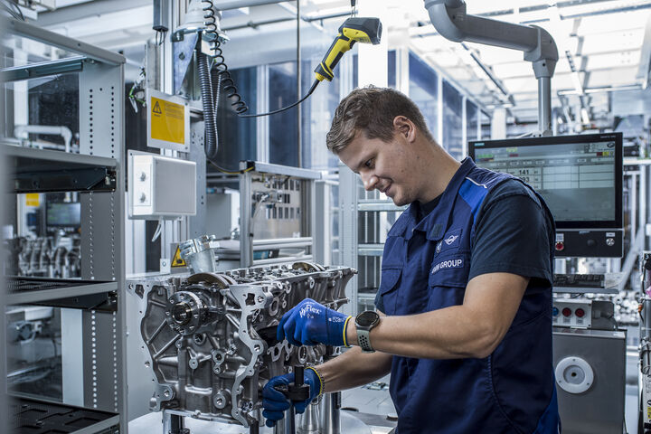 Motorenmontage BMW Group Werk Steyr BMW Austria Motoren Arbeiter Mitarbeiter Motoren